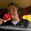 Hessel kruipt achter het stuur van de Scania van Henk Wijngaard