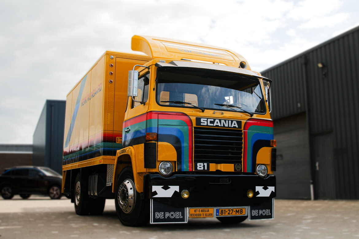 Henk Wijngaard en de volledig gerestaureerde Scania 81 tijdens de RADIONL Zomertoer.